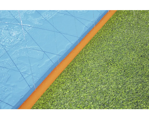 Vodná hracia podložka na trávniku s okrajom
