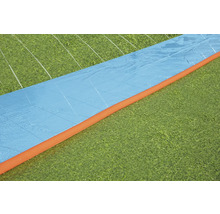 Vodná šmýkačka na trávniku