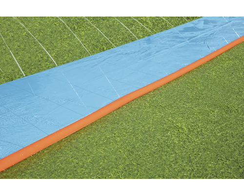 Vodná šmýkačka na trávniku