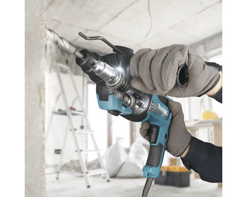 Vŕtačka Makita používaná pri vŕtaní do steny.