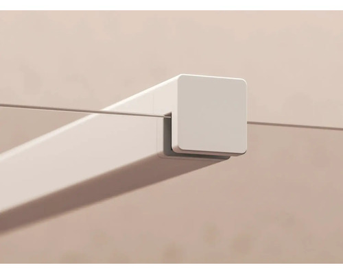 Detailný pohľad na biely napínací lanový systém s držiakom