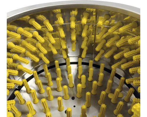 Vnútorný pohľad na šklbačku hydiny so žltými šklbacími prstami.