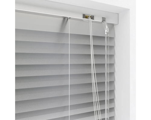 Horizontálna žalúzia so šnúrkami na reguláciu svetla pri okne