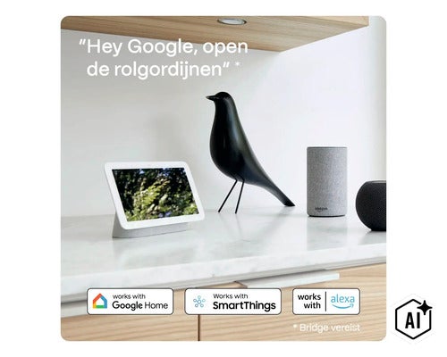 Hlasoví asistenti pre inteligentnú domácnosť na mramorovom povrchu s logami kompatibility Google Home, SmartThings a Amazon Alexa. (Image AI modified or generated)