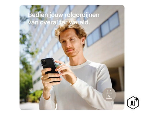 Muž ovláda svoje inteligentné rolety odkiaľkoľvek na svete pomocou smartfónu. (Image AI modified or generated)