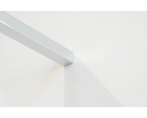 Detailný záber hliníkovej profilovej lišty na stene