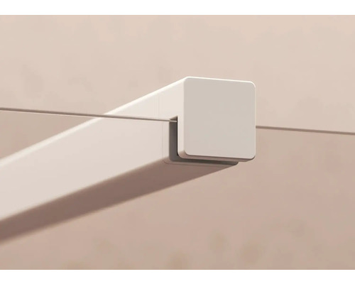 Detailný záber šatníkovej tyče so závesom na lanko