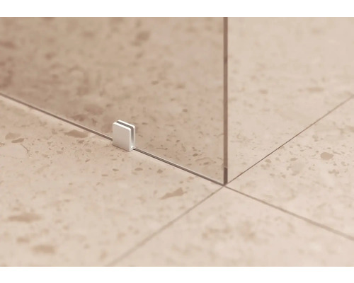 Detailný pohľad na sprchovací kút s držiakom na obkladanej stene