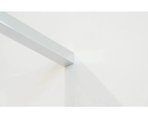 Kovový uholník police na stene