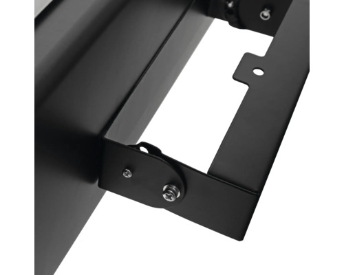 Detailný pohľad na čierny reflektor s upevňovacími prvkami