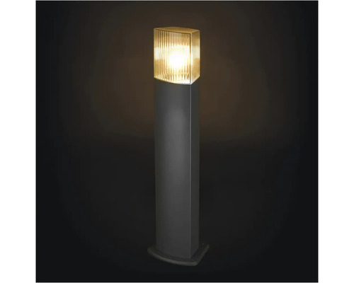 Záhradná lampa s ryhovaným tienidlom na podstavci