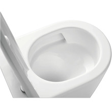 Detailný záber bielej keramickej toalety