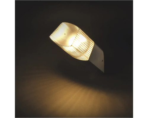 Nástenné svietidlo s rebrovaným tienidlom a svetelným lúčom