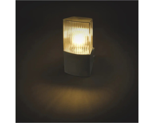 Nočné svetlo s priehľadným tienidlom do zásuvky