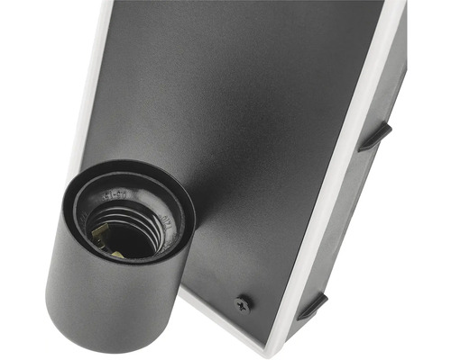 Detail objímky žiarovky na nástennej lampe.