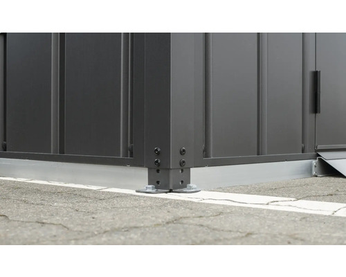 Detail rohu záhradného domčeka so základom