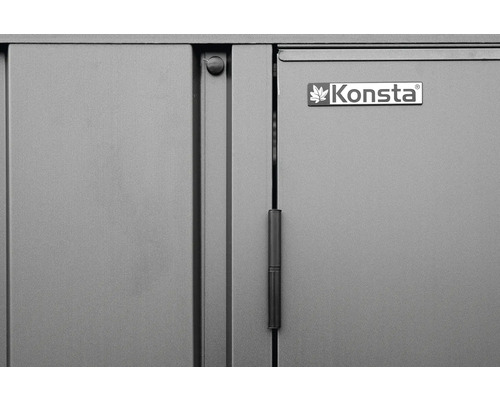 Detailný pohľad na sivú kovovú skriňu s logom Konsta