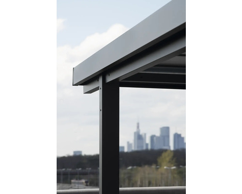 Detailný pohľad na kovovú terasovú strechu pred siluetou mesta