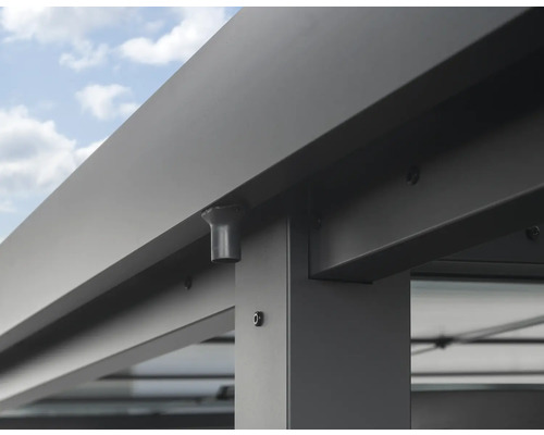 Detailný pohľad na kovový altánok so stĺpikmi a nosníkmi