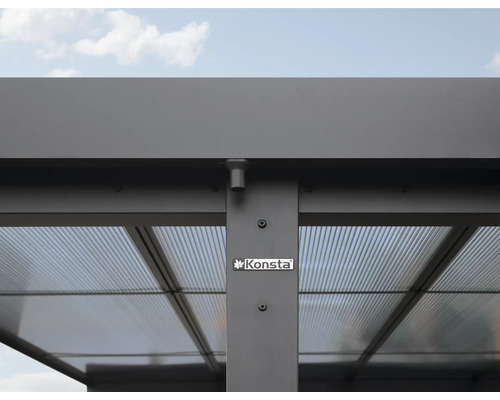 Detailný pohľad na altánok s polykarbonátovou strechou a logom Konsta.