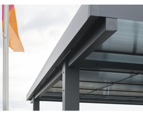 Detail terasy s priehľadnou strechou