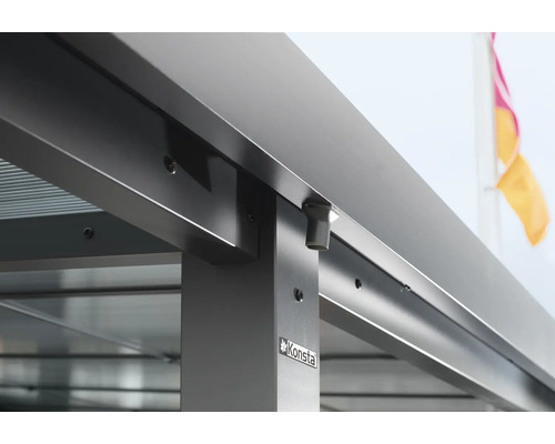 Detailný pohľad na kovové zastrešenie terasy s logom Konsta.