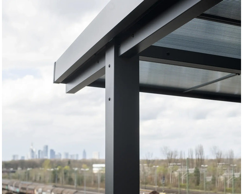 Detail moderného zastrešenia terasy s polykarbonátovými doskami