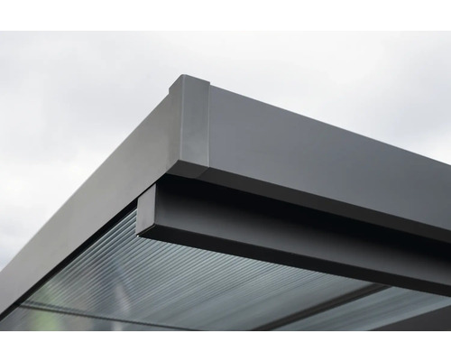 Detail terasového zastrešenia s hliníkovým rámom a priehľadnou strechou