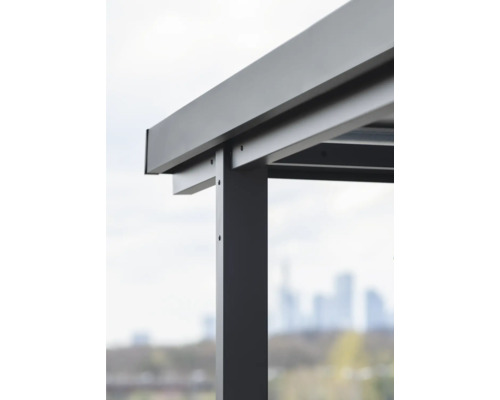 Detailný pohľad na hliníkové zastrešenie terasy so stĺpmi a rámom