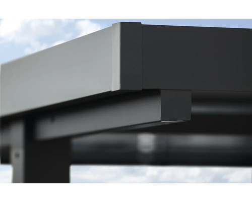 Detailný pohľad na altánok s kovovým rámom