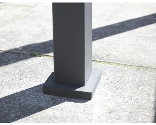 Detail šedého terasového zastrešenia, upevnenie k zemi.