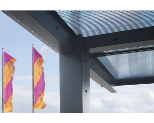 Detailný pohľad na kovové zastrešenie terasy s priehľadnou strechou