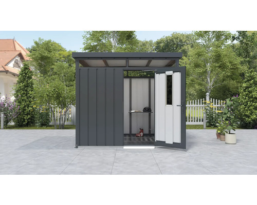 Otvorený záhradný domček s dverami a policou na uskladnenie záhradného náradia