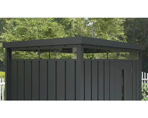 Záhradná skrinka s dvierkami a skleneným svetlíkom pred stromami