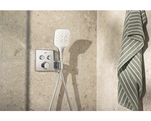 Fotografia kúpeľne s sprchovou armatúrou Grohe a uterákom