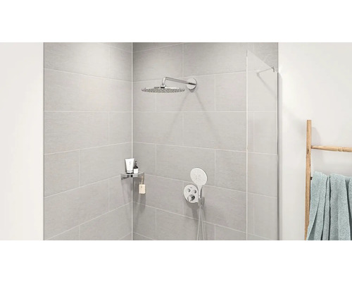 Moderný sprchovací kút s dažďovou sprchou, ručnou sprchou a úložnou policou na kúpeľňové doplnky.