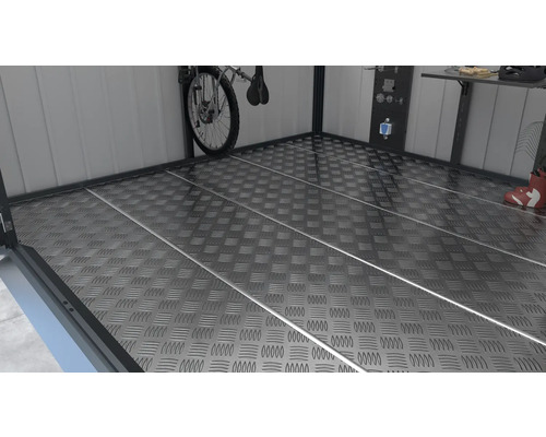 Podlaha z vlnitého plechu s bicyklom, pracovný stôl a náradie v sklade