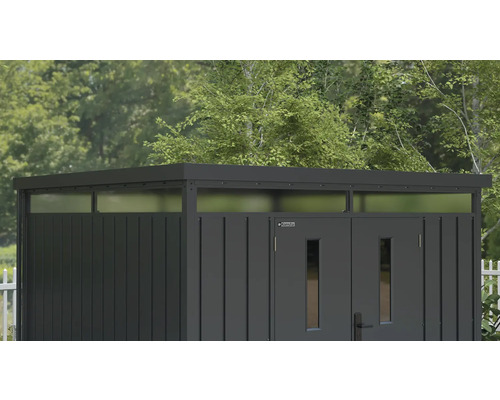 Kovová záhradná chatka s dvojkrídlovými dverami a svetlíkmi