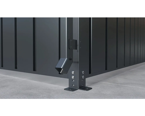 Detailný pohľad na kovový plot s upevnením k zemi