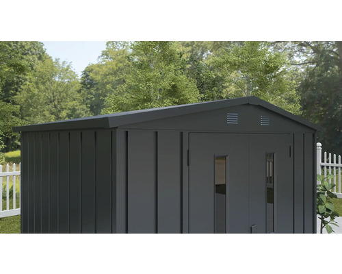 Záhradná búda s dvojkrídlovými dverami a vetraním v záhrade