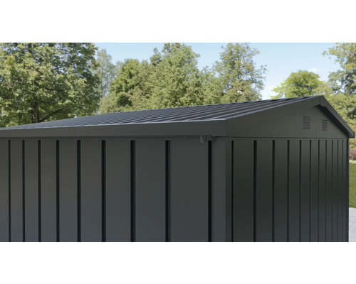 Záhradná búda s lamelovou štruktúrou a kovovou strechou