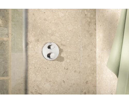 Logo Grohe na sprchovej armatúre s okrúhlou doskou a dvoma otočnými gombíkmi