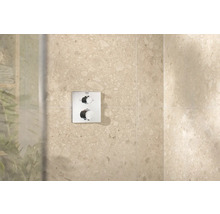 Logo Grohe termostatická batéria pre sprchu na béžovej stene
