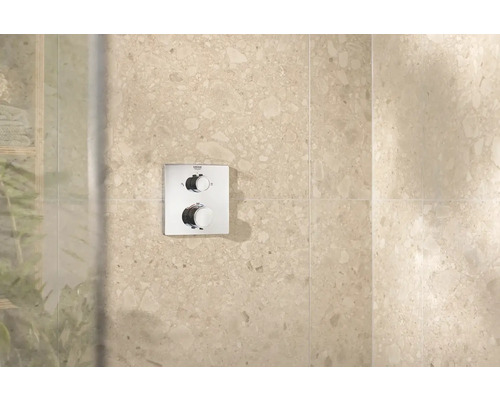 Logo Grohe termostatická batéria pre sprchu na béžovej stene