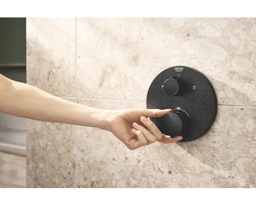 Ruka ovláda sprchový termostat Grohe na obloženej stene