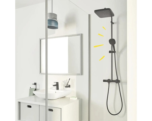 Kúpeľňa s umývadlom, zrkadlom a sprchovým stĺpom