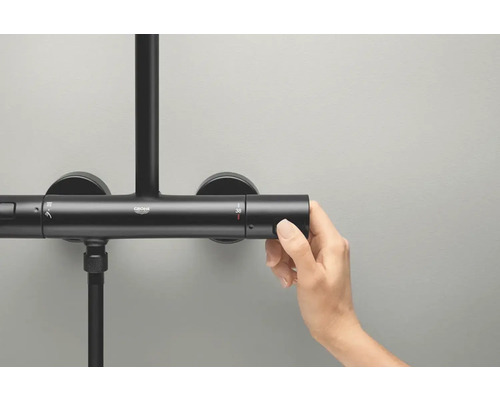 Logo Grohe na sprchovej batérii s rukou nastavujúcou reguláciu teploty