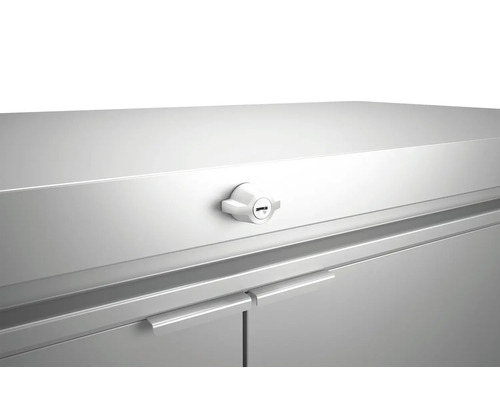 Detail kovovej skrine so zámkom a madlami