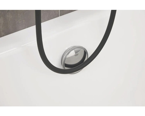 Detail vane s odtokovou súpravou Grohe a sprchovou hadicou