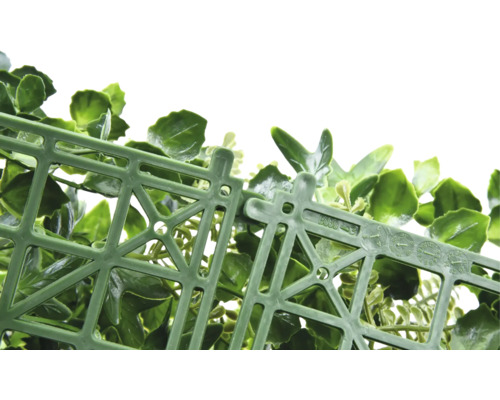 Rohož z umelých rastlín so zelenými listami a plastovou mriežkou